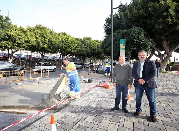 Servicios Operativos acomete mejoras en la parada de autobús de la Avenida Medina Azahara