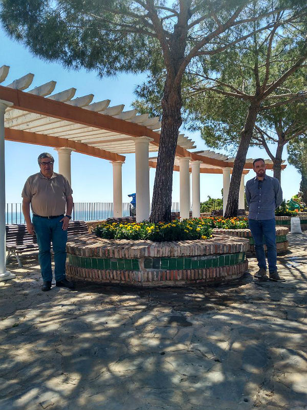 El Ayuntamiento inicia la reposición floral en los Jardines del Muro