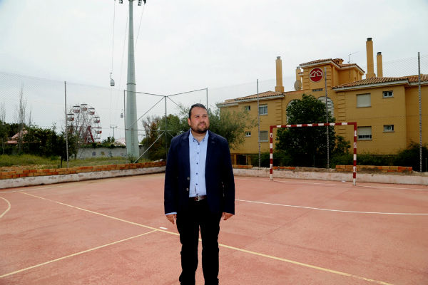El Ayuntamiento trabaja en la puesta a punto de la pista deportiva situada en la Avenida del Cerro del Viento
