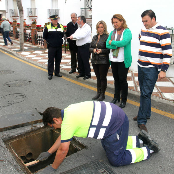 El Ayuntamiento pone en marcha el arreglo de las tapas de registro para aminorar los ruídos