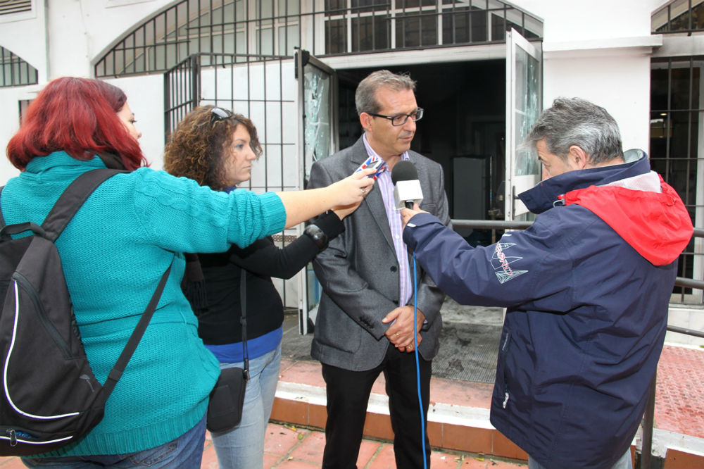 Francisco Salido visita las obras de rehabilitación del centro social 'Doña Gloria' en Benalmádena Costa