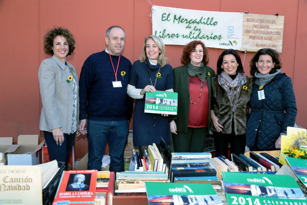 El IX Mercadillo Navideño de Libros Solidarios a beneficio de Cudeca cosecha un gran éxito de participación