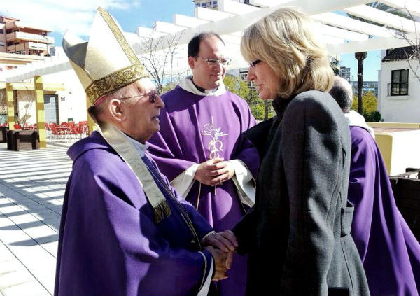 La alcaldesa asiste a la misa funeral por el párroco Antonio Martín