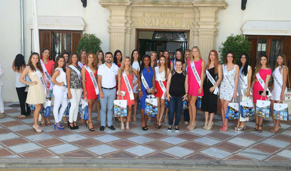 La Concejala de turismo recibe en el Ayuntamiento a las concursantes del certamen provincial de Miss Universo