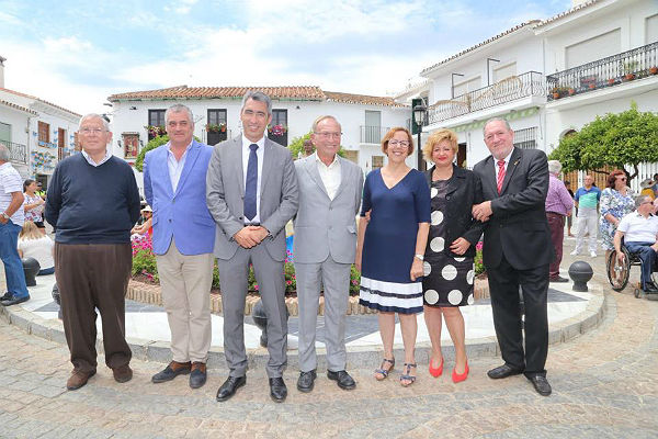 La Plaza de España acogió la celebración del 50º Aniversario de 'La Niña de Benalmádena'