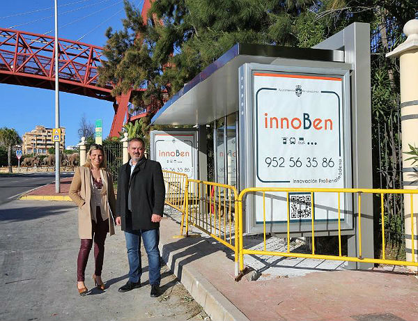 Benalmádena inicia la renovación de las marquesinas de las paradas de autobús en el Término Municipal