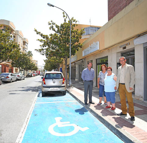 La Avenida Andalucía cuenta con dos nuevos aparcamientos para minusválidos