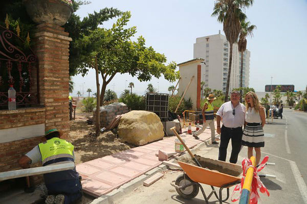 TRABAJADORES DEL PLAN DE EMPLEO ‘EMBELLECE BENALMÁDENA’ ACOMETEN MEJORAS EN LA AVENIDA EUROPA