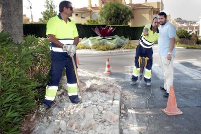 Los Servicios Operativos Acomenten Mejoras en el Tendido Eléctrico de Calle Zafiro.