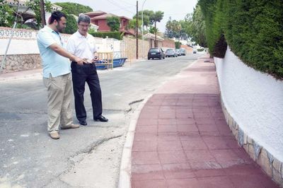 Servicios Operativos Acomete la Finalización del Acerado en la Calle Julio Romero de Benalmádena Costa.