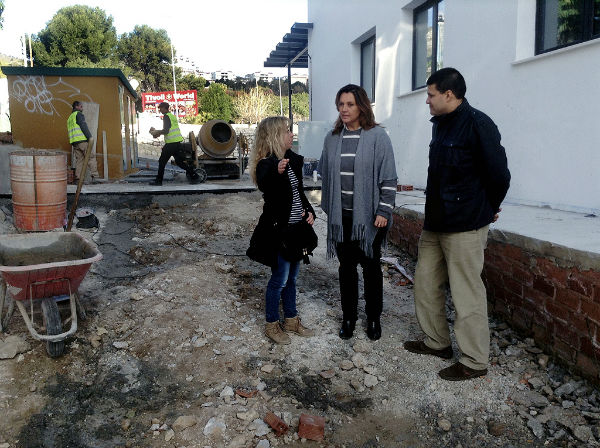 Vías y Obras acomete mejoras en la plaza de Pueblosol  y en acceso al edificio de Bienestar Social