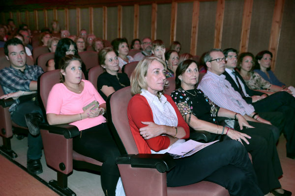 Benalmádena se vuelca con el teatro a beneficio de la Asociación de Familiares de Enfermos de Alzheimer