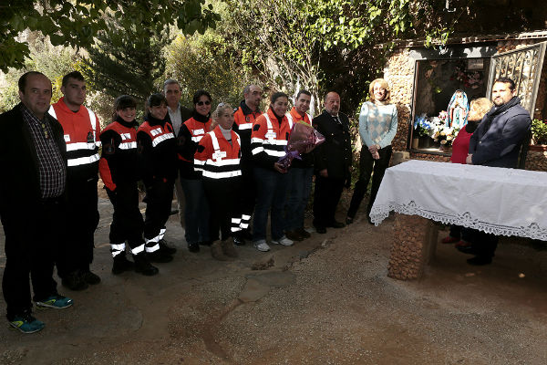 La regidora preside la ofrenda de flores en honor a la Virgen de Lourdes, patrona de Protección Civil