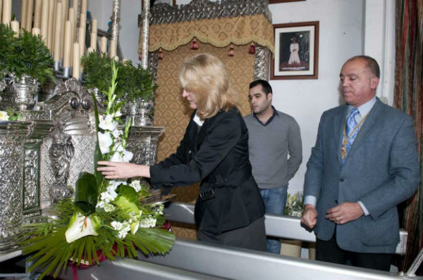 La Alcaldesa realiza una ofrenda floral a la Virgen de la Esperanza