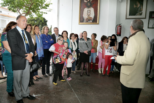 La alcaldesa realiza una ofrenda floral a María Santísima de la Esperanza