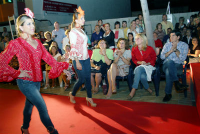 Más de medio millar de benalmadenses arropan la I Pasarela de Moda Flamenca de Benalmádena