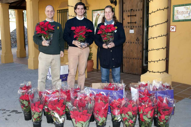 El consistorio dona cerca de medio centenar de pascueros a Cudeca para contribuir con la decoración de sus instalaciones