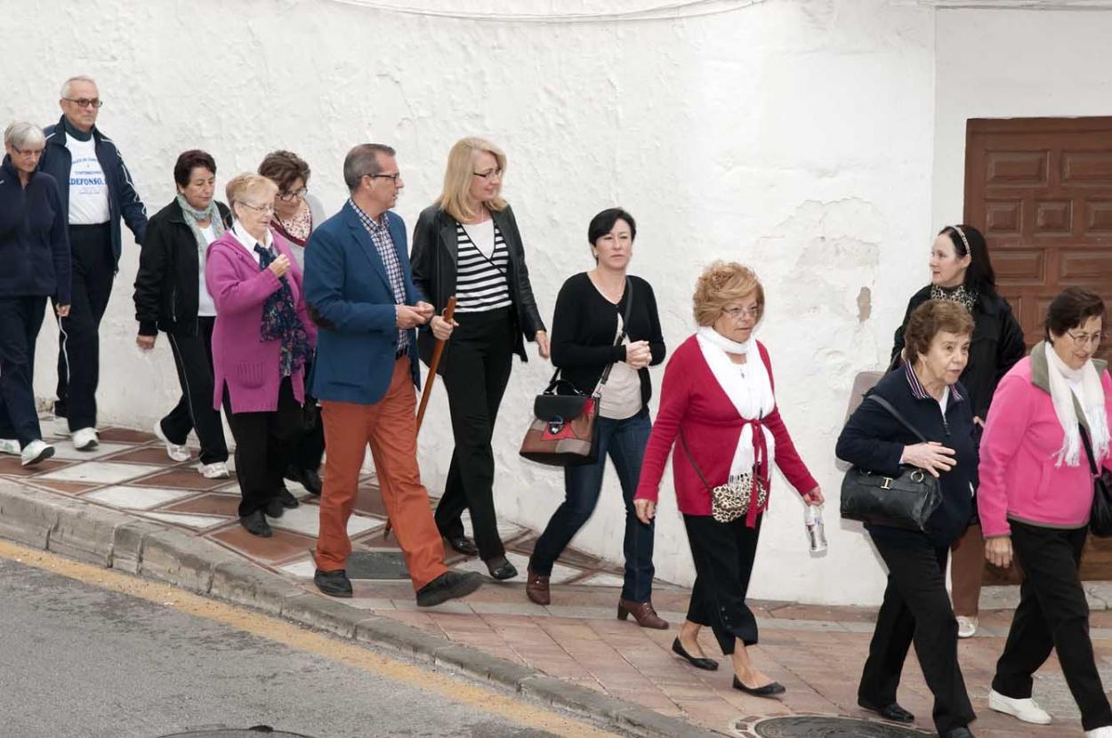 Cerca de un centenar de mayores participan en el Paseo para la Salud de Benalmádena Pueblo