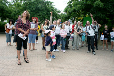 Más de medio centenar de participantes asistieron al Paseo Ornitológico del Parque de la Paloma