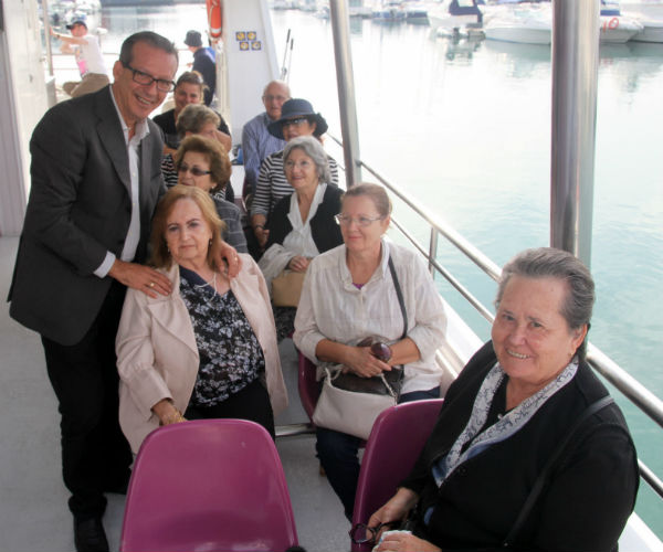 Los mayores del 'Silvestre González' y los socios del centro social de Carola disfrutan de un paseo en barco por el litoral benalmadense