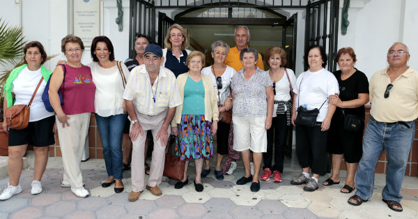 García Gálvez comparte con los mayores del 'Anica Torres' el tradicional Paseo para la Salud