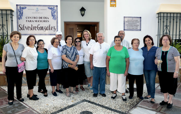 La Alcaldesa comparte con los mayores del pueblo el tradicional Paseo para la Salud