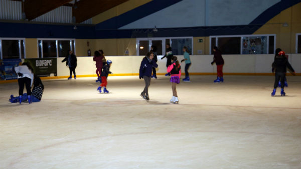 Bienestar Social y Deportes organizan una tarde de patinaje para los menores del aula psicoeducativa gracias al Club de Hielo