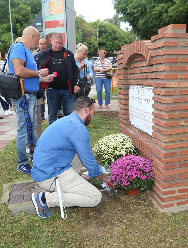 La familia y amigos de Alona Pavlovska descubren una placa en su recuerdo en el primer aniversario de su trágico fallecimiento