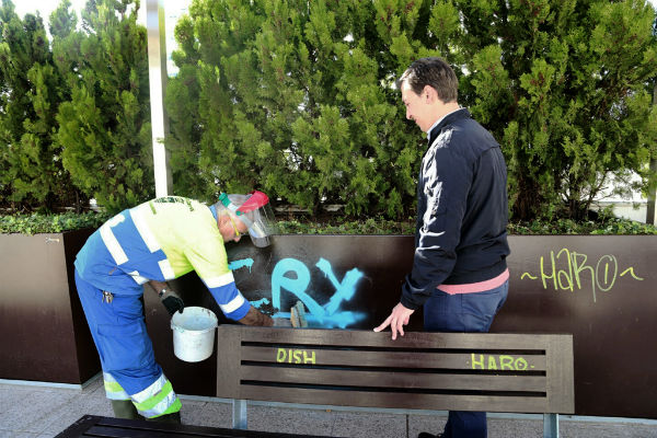 El Ayuntamiento pone en marcha un Plan Integral de Eliminación de Pintadas en el municipio.