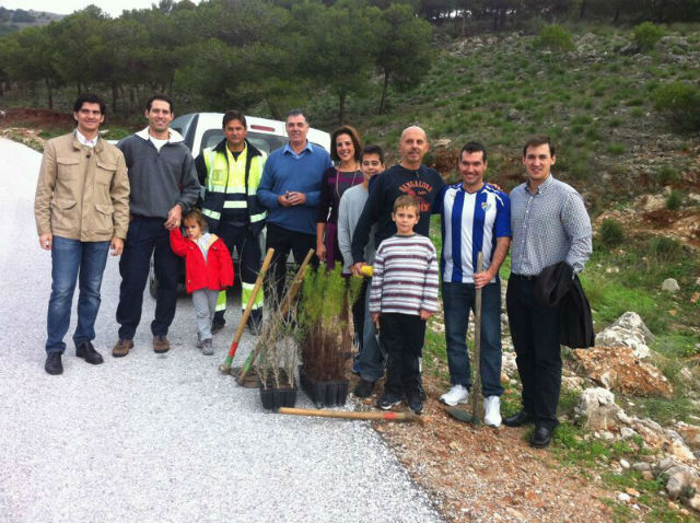 El Ayuntamiento colabora con una iniciativa popular para la plantación de árboles en el sendero del Calamorro