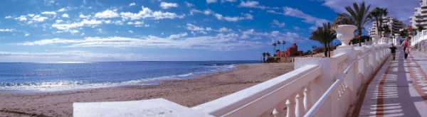 Las playas de Benalmádena estrenan 50 nuevas plataformas para sus duchas