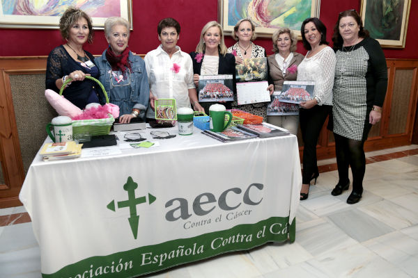 La Casa de la Cultura acoge la presentación del calendario de la Asociación Contra el Cáncer para 2014