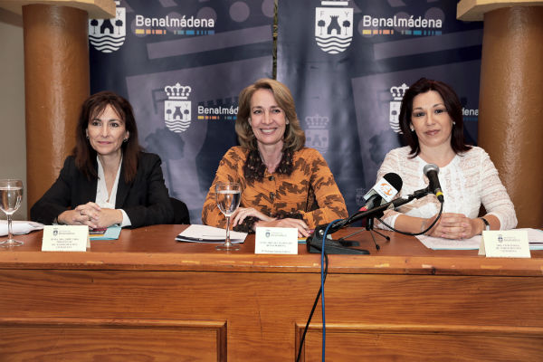 La alcaldesa presiden la presentación de la nueva Guía de Asociaciones de Benalmádena