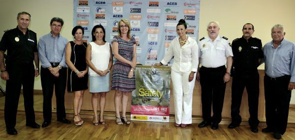 La alcaldesa preside la presentación a comerciantes y empresarios del Plan Turismo Seguro de la Policía Nacional