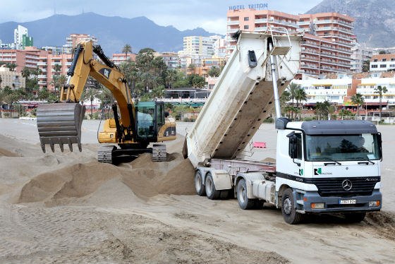 Benalmádena acoge la primera fase de la regeneración de sus playas con una aportación de 10.000 metros de arena de río en 'Las Gaviotas'