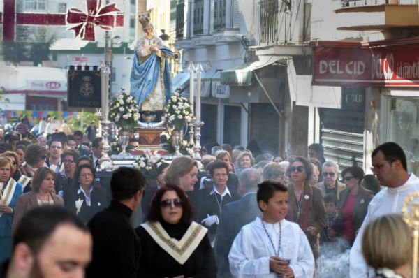 La regidora preside la celebración religiosa en honor a la patrona de Arroyo de la Miel, la Virgen Inmaculada Concepción