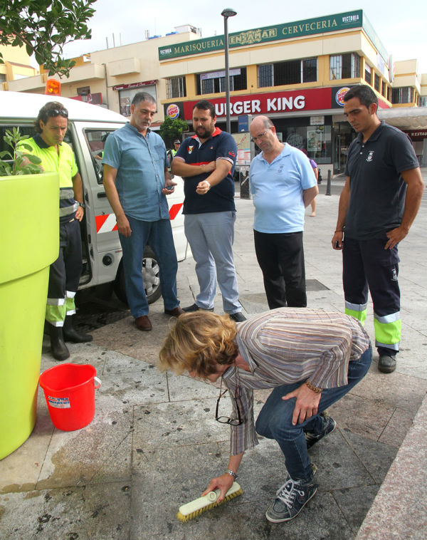 Los Servicios Operativos realizan pruebas de limpieza en la solería del centro de Arroyo