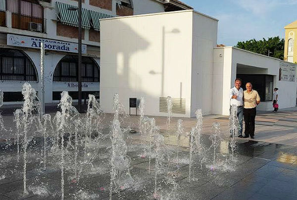 Servicios Operativos supervisan la reparación de las fuentes de Pueblosol averiadas desde hace mas de un año