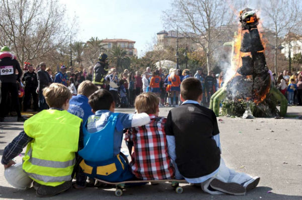 Más de medio centenar de benalmadenses despidieron el Carnaval con la tradicional Quema de la Lagartija