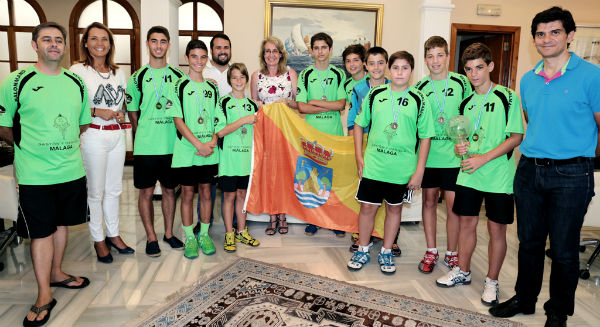 La regidora recibe al equipo de balonmano benalmadense ganador de la World Handball Cup en categoría infantil