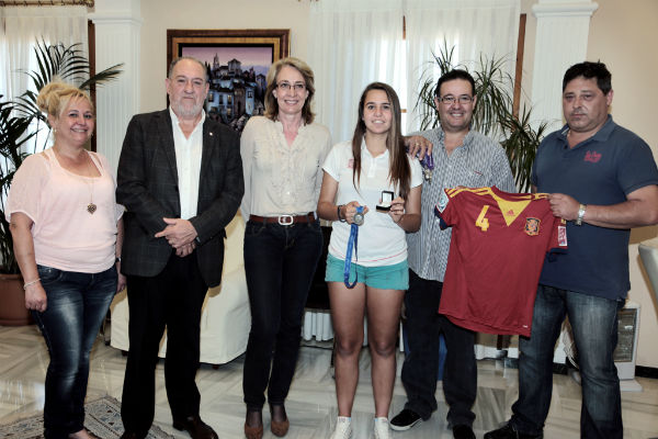 La alcaldesa recibe a la joven benalmadense Silvia Mérida tras lograr el Subcampeonato del Mundo de Fútbol Sub-17
