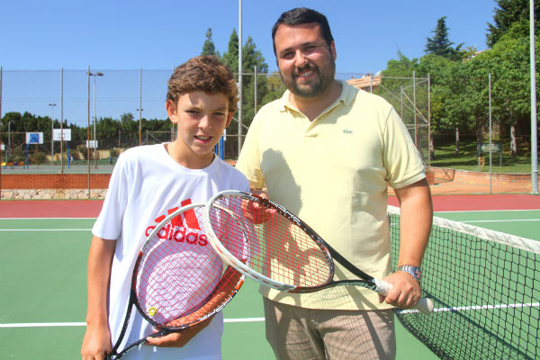 El Ayuntamiento reconece la labor de Luis Gomar Monio, una de las jovenes promesas del tenis en el municipio