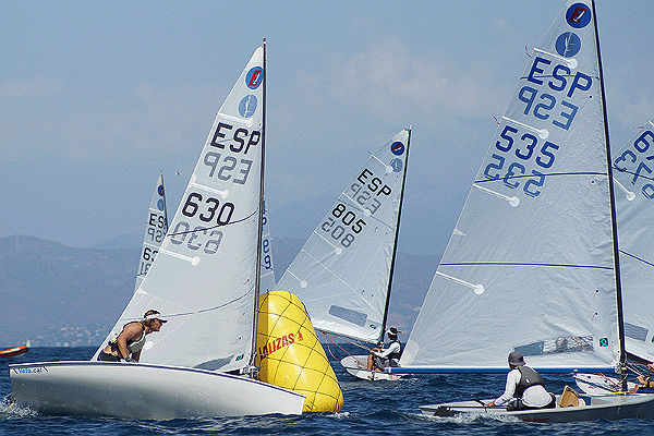 El flojo viento no desluce la jornada inaugural del Campeonato de España de Clase Europa que se disputa en aguas de Benalmádena