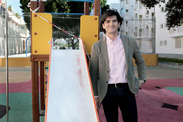 El Ayuntamiento acomete la remodelación del parque infantil de la avenida Paseo del Generalife