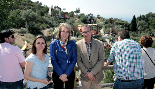 Benalmádena revive la pasión y muerte de Jesucristo ante miles de vecinos y turistas en su tradicional 'Paso'