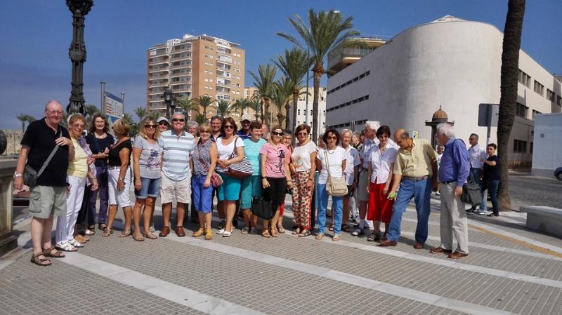 El Ciclo 'Of The Beaten Truck' trasladó a un grupo de residentes extranjeros de Benalmádena a la Costa de Cádiz