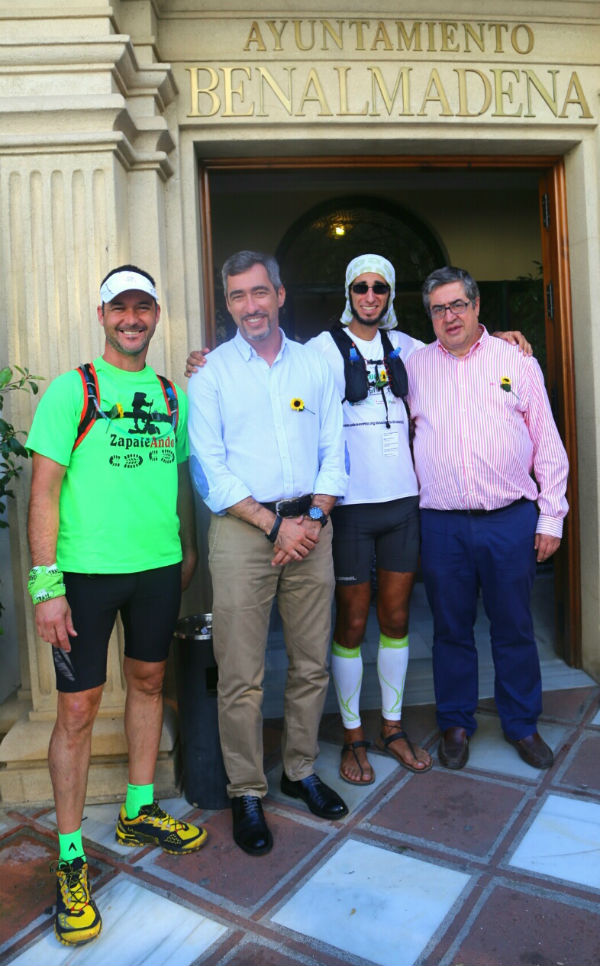 El alcalde y el concejal Joaquín Villazón reciben al atleta Juan Andrés Camacho, protagonista del reto 360º Solidarios por Cudeca