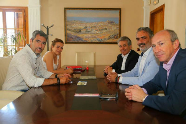 El Alcalde y la Concejala de Turismo mantienen un encuentro con el nuevo Presidente de Aehcos para conocer las demandas del sector hotelero 