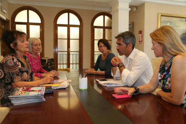 El Alcalde y la Concejala de Residentes Extranjeros mantienen un encuentro con una asociación de afectados por el ¨Brexit