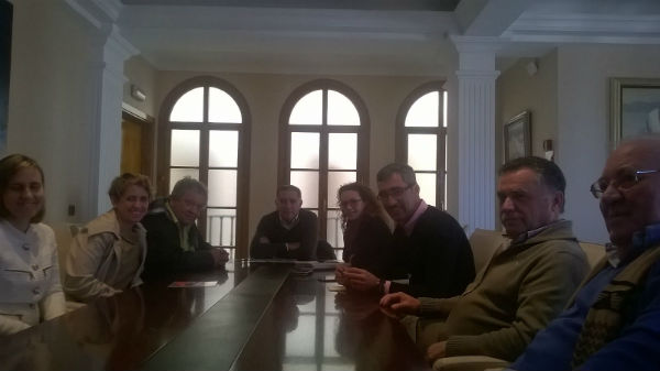 El Alcalde y la Concejala Encarnación Cortes mantienen un encuentro con empresarios de playa de cara al inicio de la temporada turística